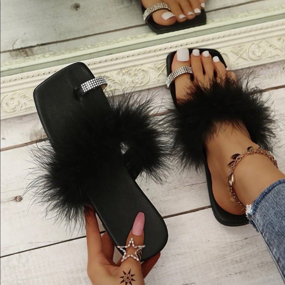Rhinestone fluffy detailed thong Sandals